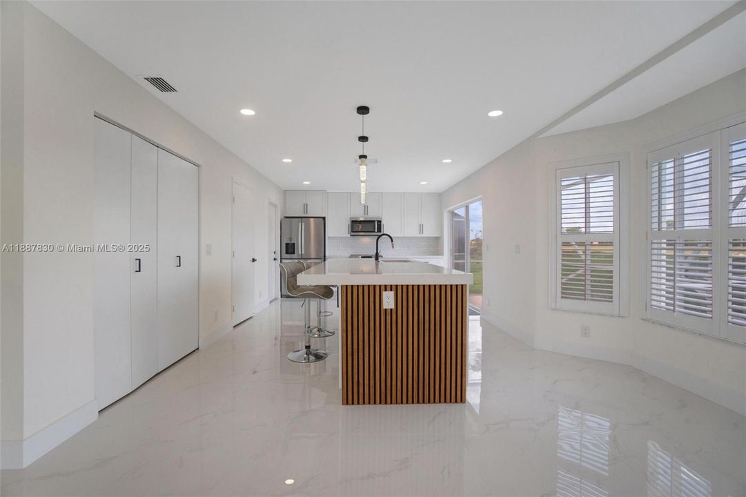 Activo con contrato: $720,000 (4 camas, 2 baños, 1927 Pies cuadrados)