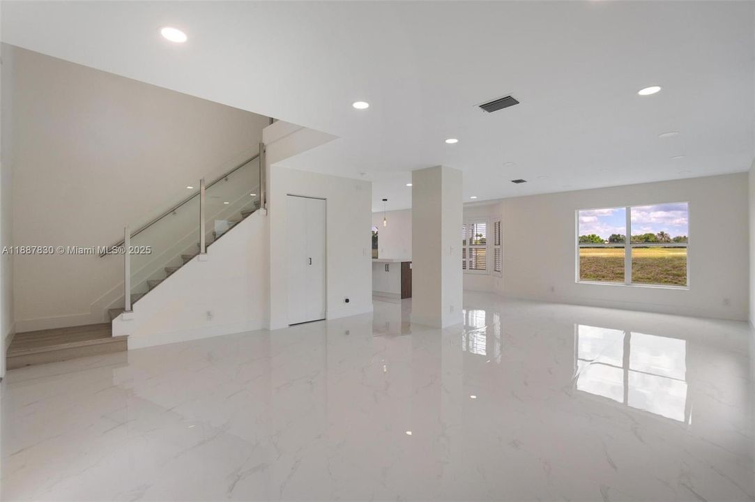 Activo con contrato: $720,000 (4 camas, 2 baños, 1927 Pies cuadrados)