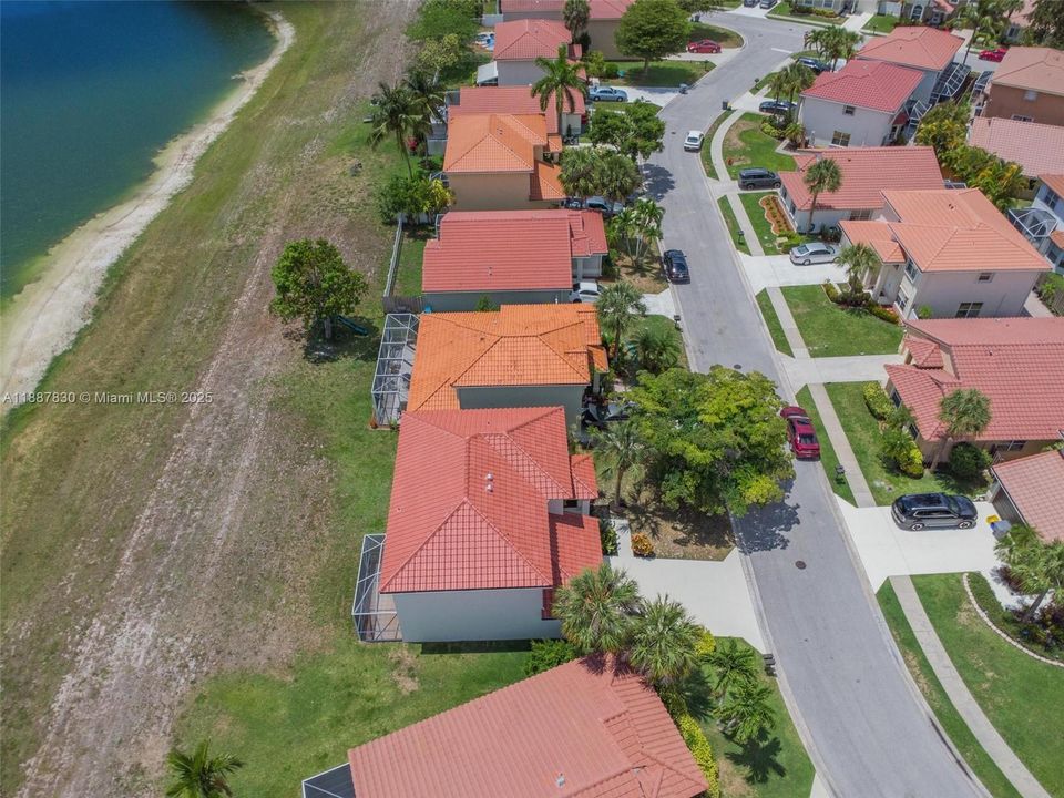 Activo con contrato: $720,000 (4 camas, 2 baños, 1927 Pies cuadrados)