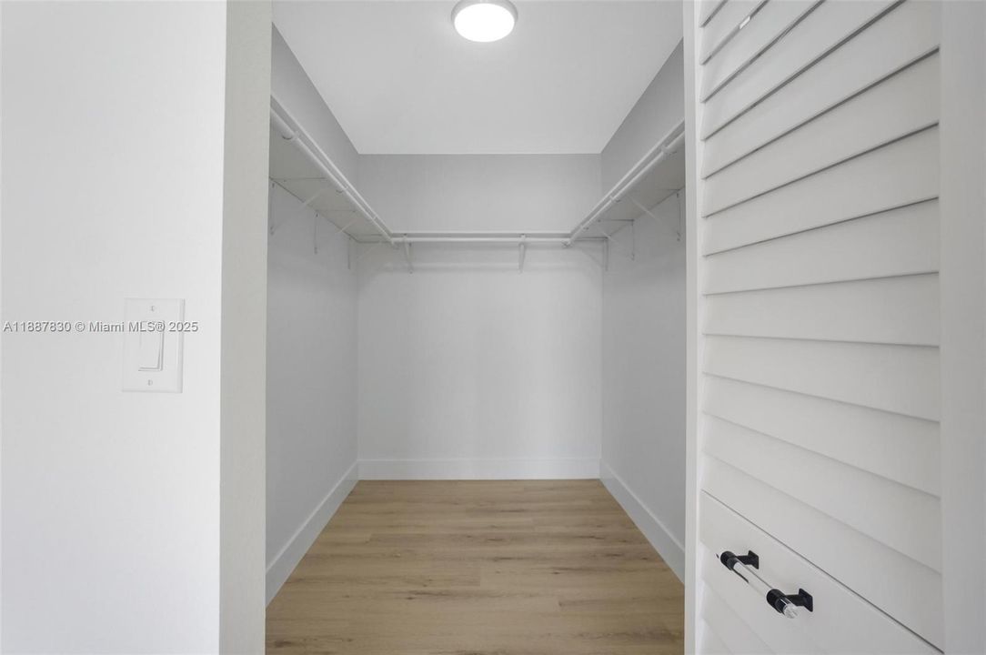 Activo con contrato: $720,000 (4 camas, 2 baños, 1927 Pies cuadrados)