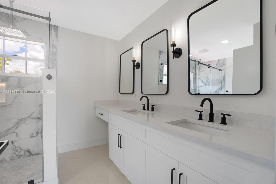 Activo con contrato: $720,000 (4 camas, 2 baños, 1927 Pies cuadrados)