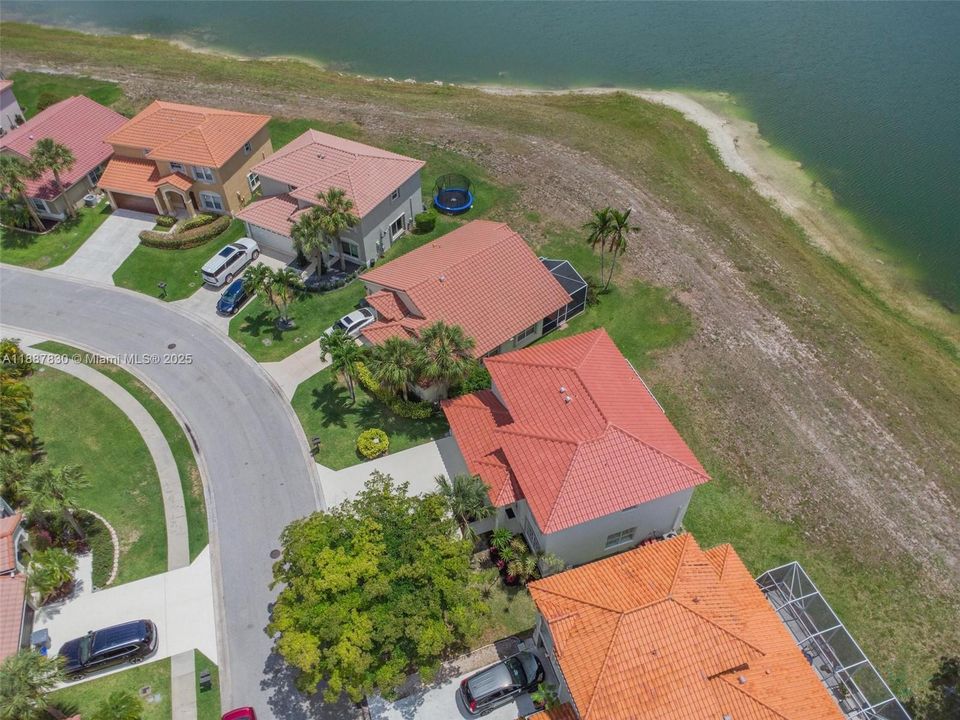 Activo con contrato: $720,000 (4 camas, 2 baños, 1927 Pies cuadrados)