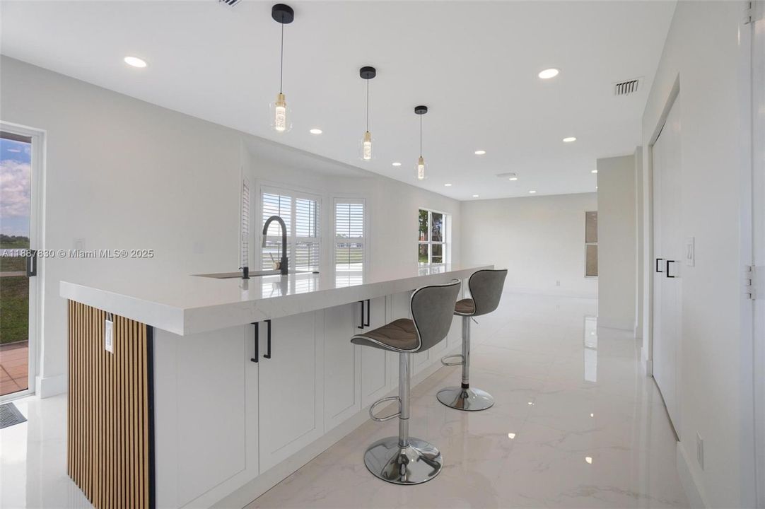 Activo con contrato: $720,000 (4 camas, 2 baños, 1927 Pies cuadrados)