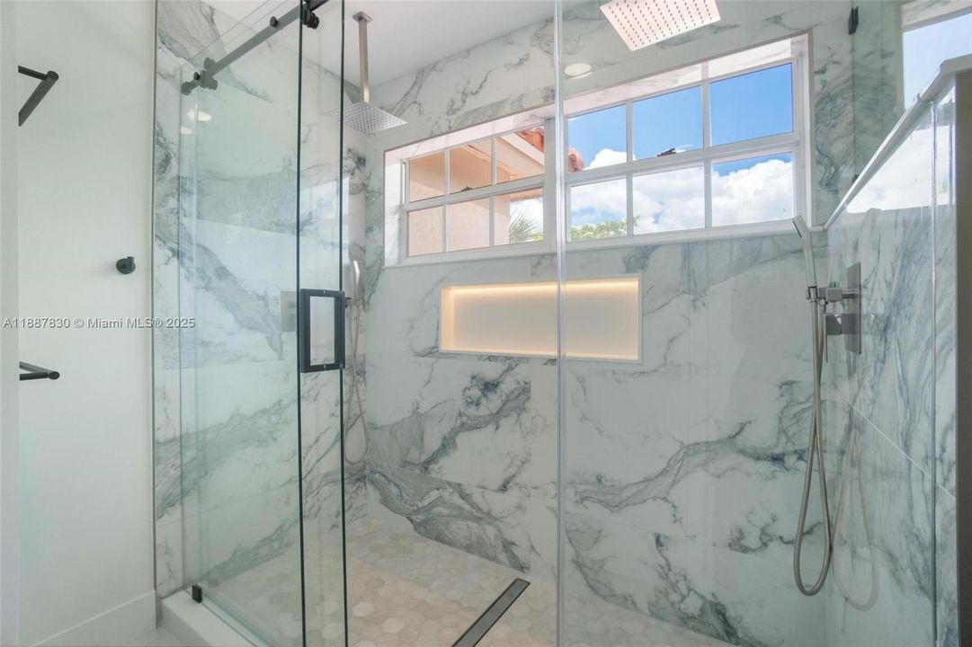 Activo con contrato: $720,000 (4 camas, 2 baños, 1927 Pies cuadrados)