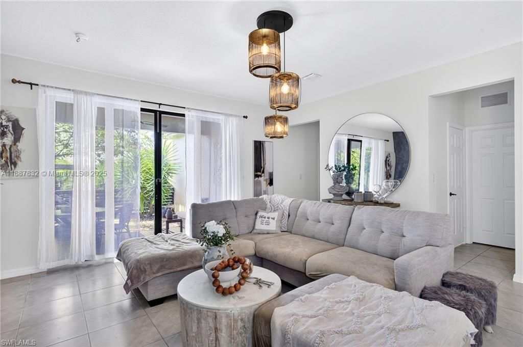 For Sale: $365,000 (3 beds, 3 baths, 1705 Square Feet)