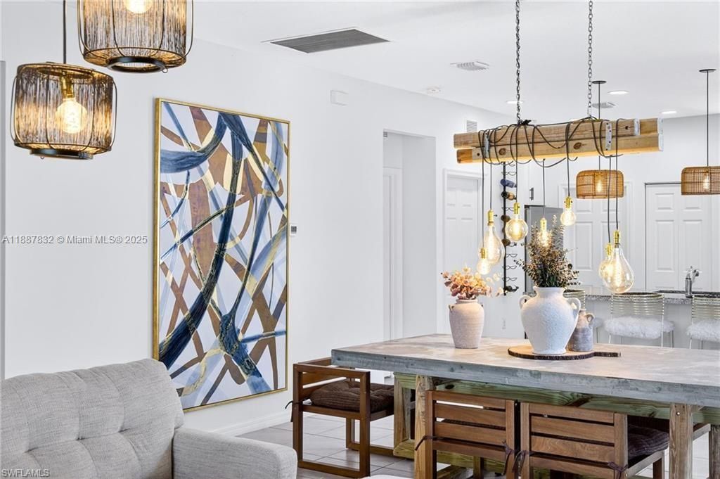 For Sale: $365,000 (3 beds, 3 baths, 1705 Square Feet)