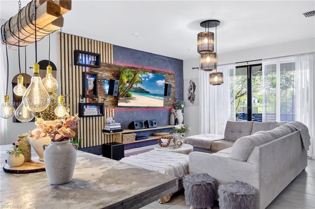 For Sale: $365,000 (3 beds, 3 baths, 1705 Square Feet)