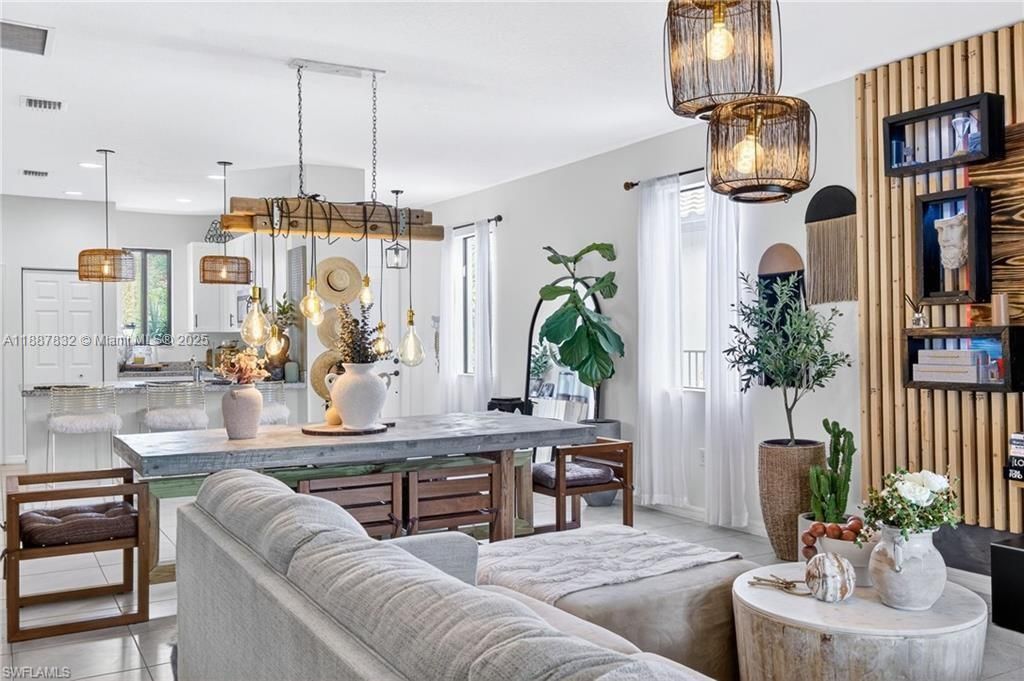 For Sale: $365,000 (3 beds, 3 baths, 1705 Square Feet)