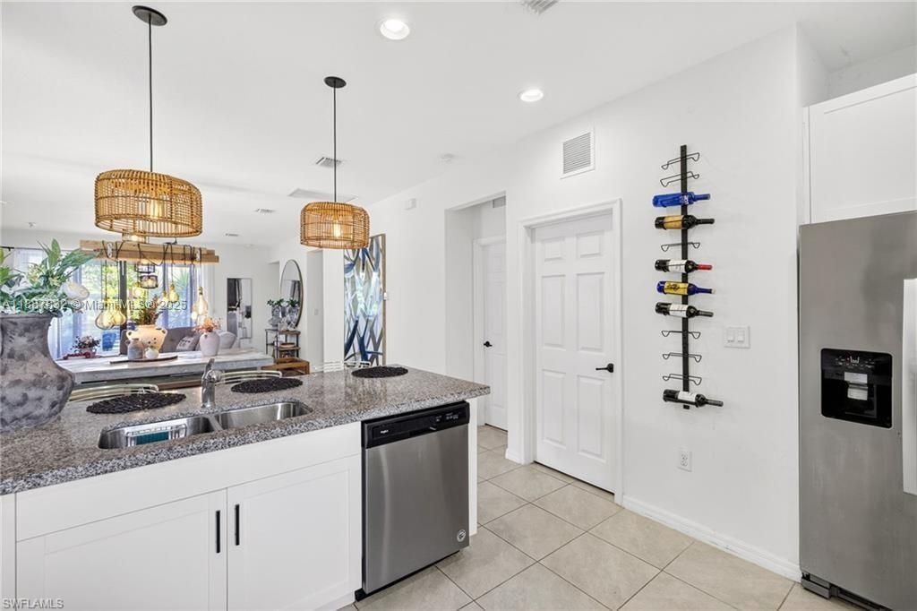 For Sale: $365,000 (3 beds, 3 baths, 1705 Square Feet)