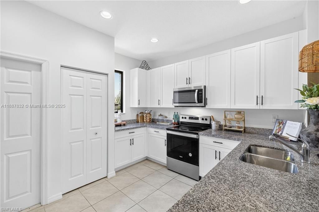 For Sale: $365,000 (3 beds, 3 baths, 1705 Square Feet)