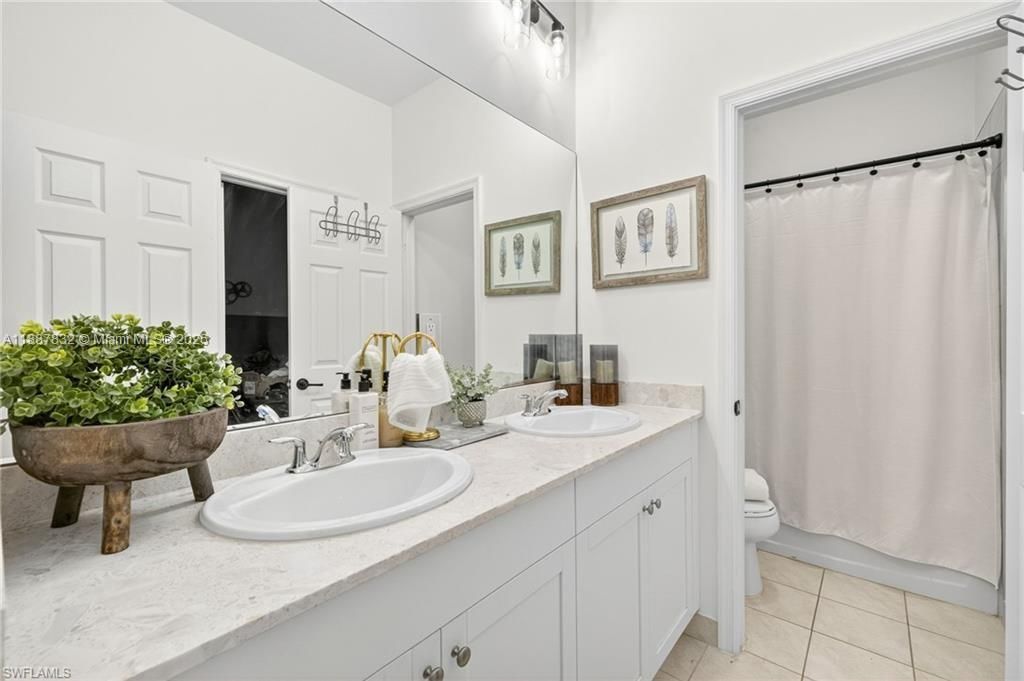 For Sale: $365,000 (3 beds, 3 baths, 1705 Square Feet)