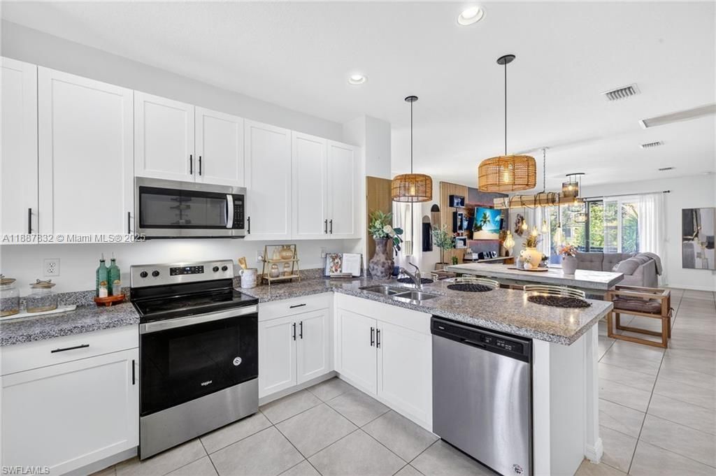 For Sale: $365,000 (3 beds, 3 baths, 1705 Square Feet)