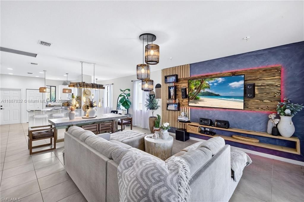 For Sale: $365,000 (3 beds, 3 baths, 1705 Square Feet)