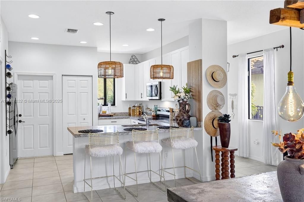 For Sale: $365,000 (3 beds, 3 baths, 1705 Square Feet)