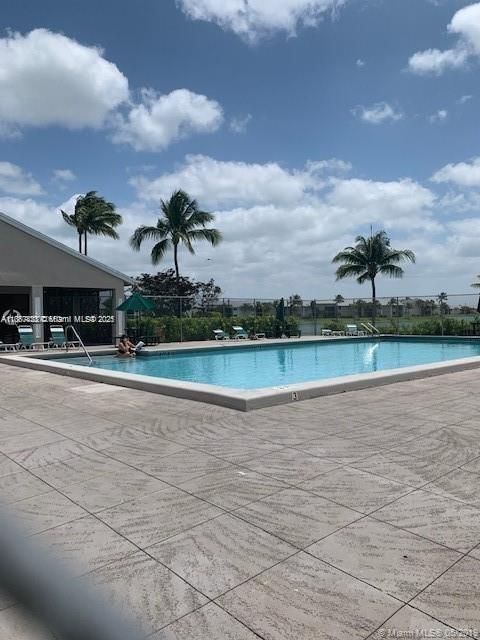 For Sale: $223,000 (2 beds, 2 baths, 970 Square Feet)