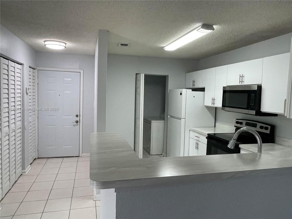 Active With Contract: $2,075 (2 beds, 2 baths, 1114 Square Feet)