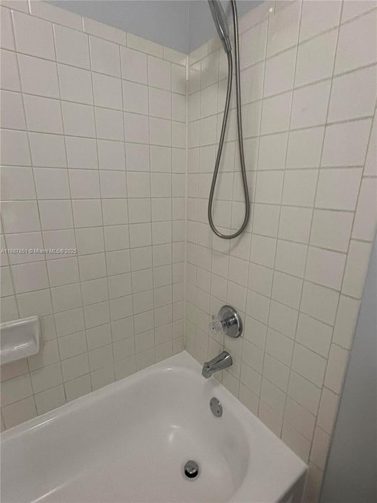 Active With Contract: $2,075 (2 beds, 2 baths, 1114 Square Feet)