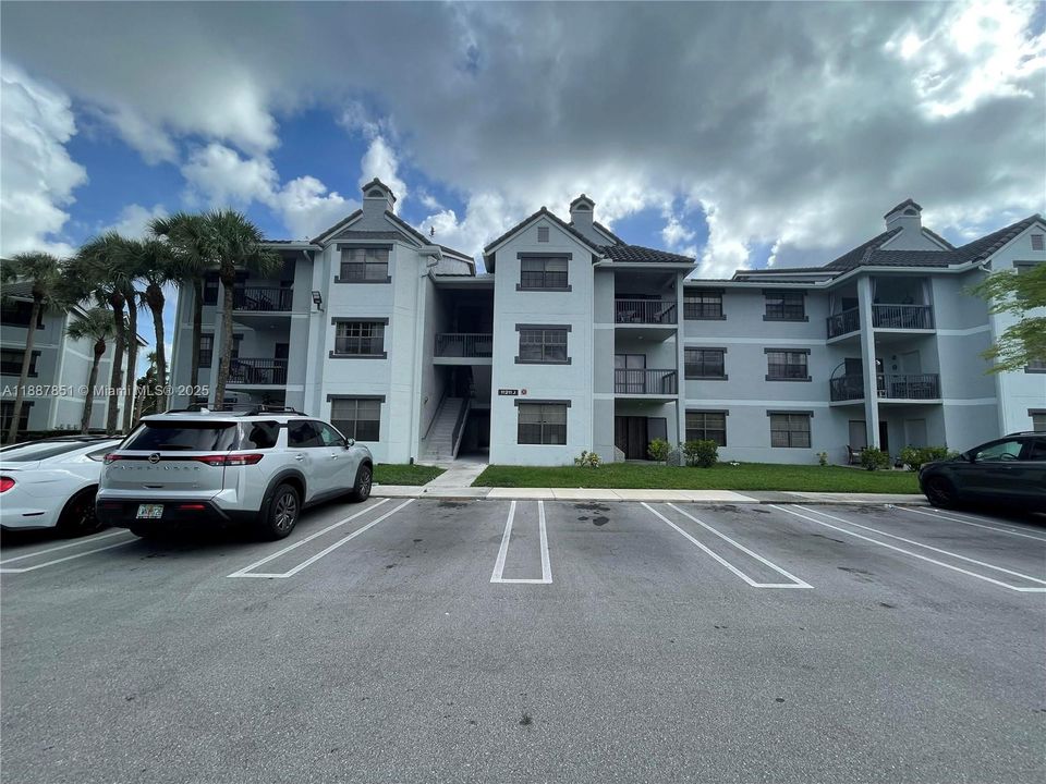 Active With Contract: $2,075 (2 beds, 2 baths, 1114 Square Feet)