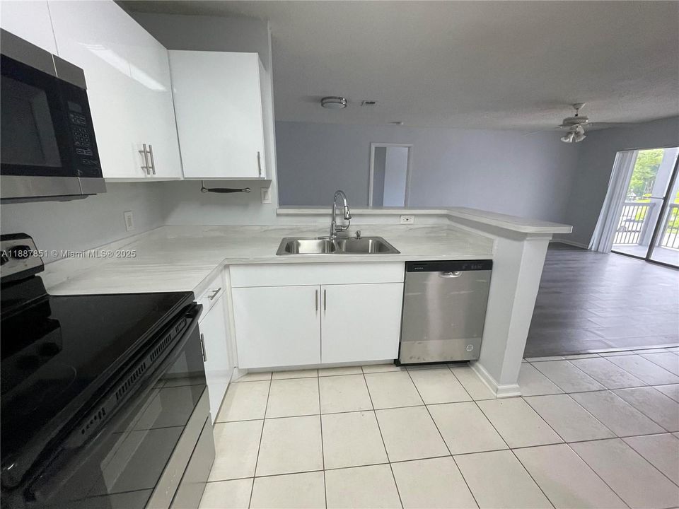 Active With Contract: $2,075 (2 beds, 2 baths, 1114 Square Feet)