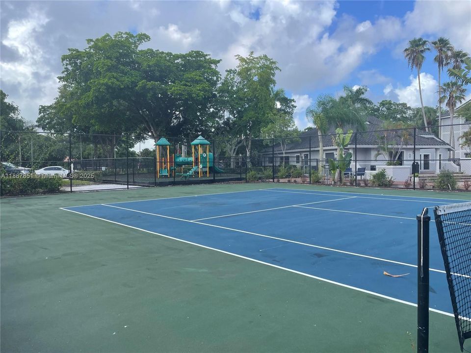 Active With Contract: $2,075 (2 beds, 2 baths, 1114 Square Feet)