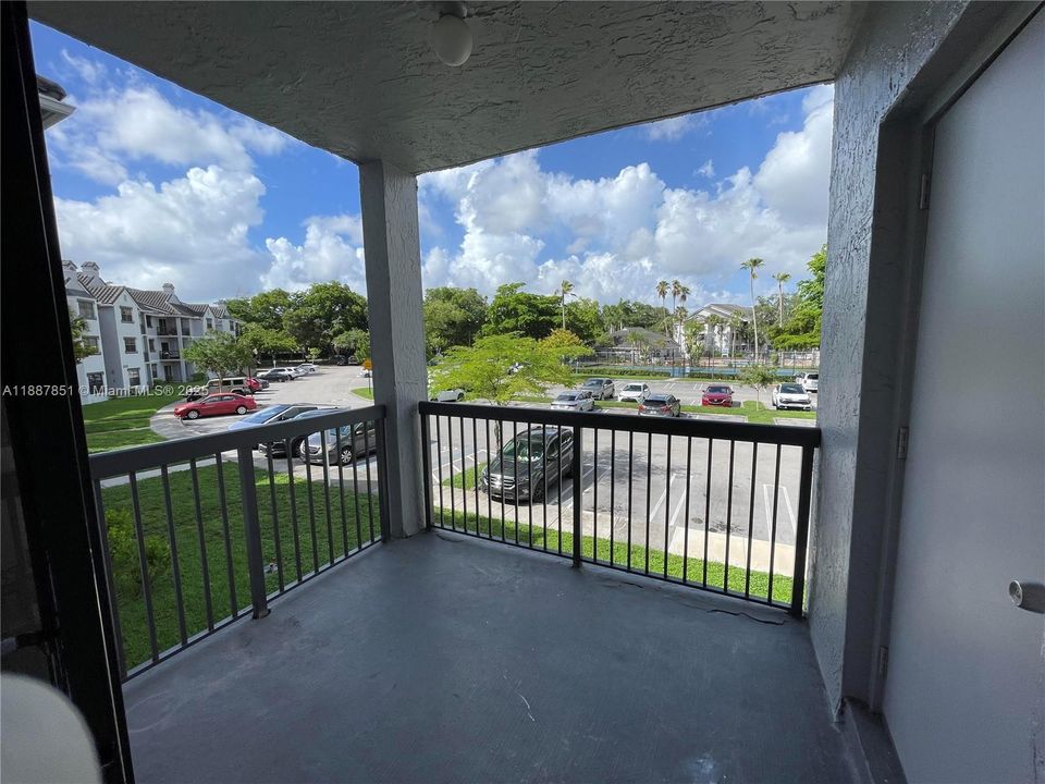 Active With Contract: $2,075 (2 beds, 2 baths, 1114 Square Feet)