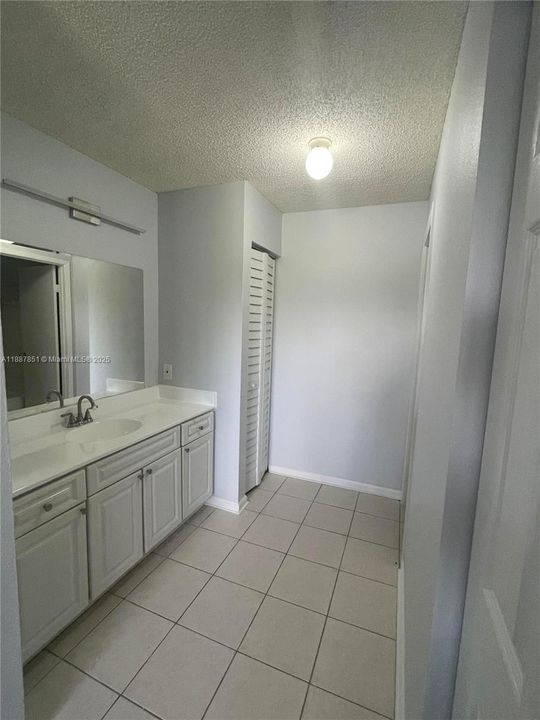 Active With Contract: $2,075 (2 beds, 2 baths, 1114 Square Feet)