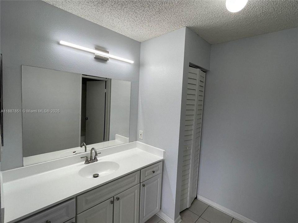 Active With Contract: $2,075 (2 beds, 2 baths, 1114 Square Feet)
