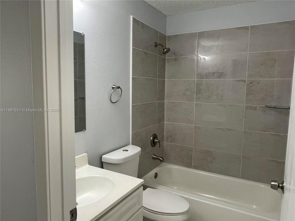 Active With Contract: $2,075 (2 beds, 2 baths, 1114 Square Feet)