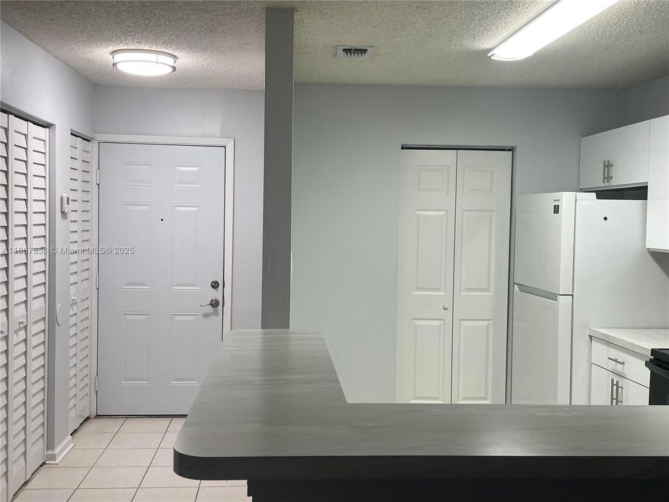 Active With Contract: $2,075 (2 beds, 2 baths, 1114 Square Feet)