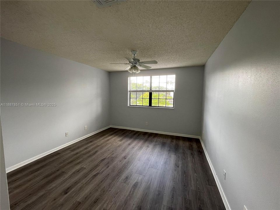 Active With Contract: $2,075 (2 beds, 2 baths, 1114 Square Feet)