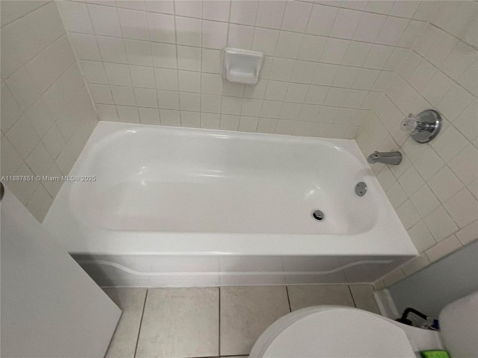 Active With Contract: $2,075 (2 beds, 2 baths, 1114 Square Feet)