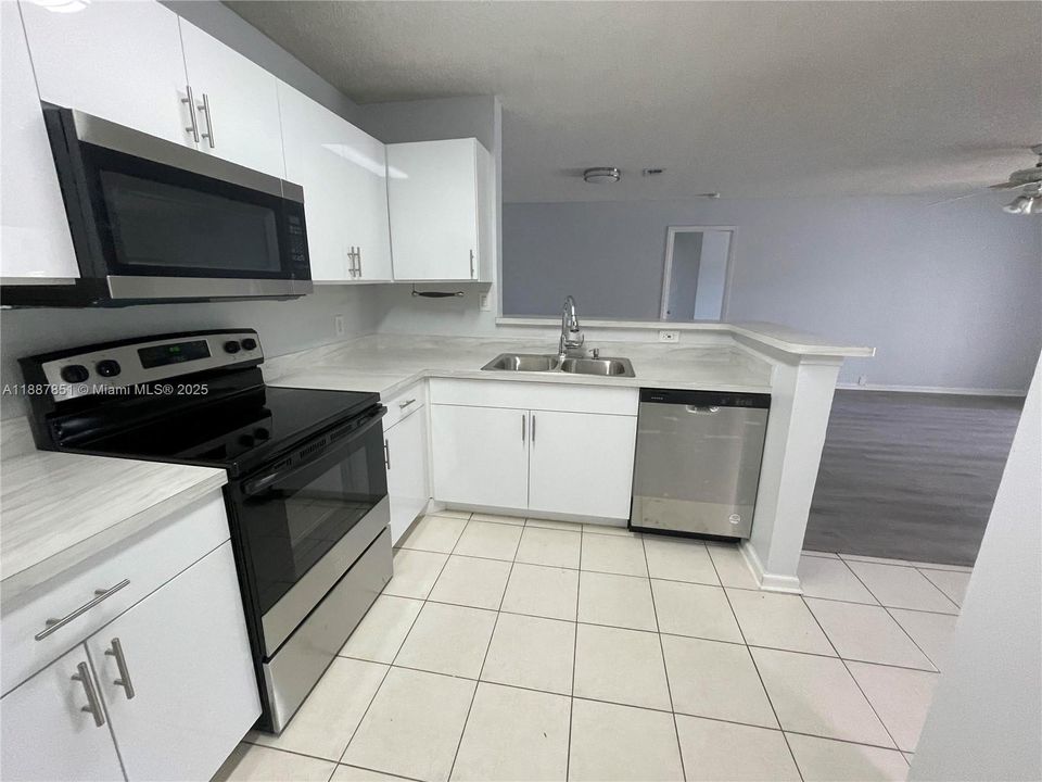 Active With Contract: $2,075 (2 beds, 2 baths, 1114 Square Feet)