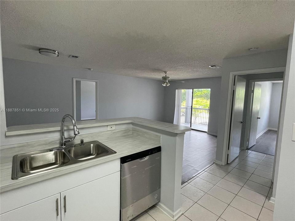 Active With Contract: $2,075 (2 beds, 2 baths, 1114 Square Feet)