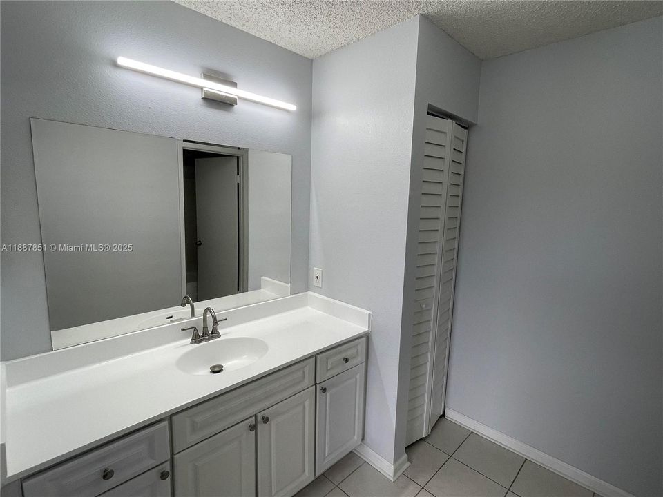 Active With Contract: $2,075 (2 beds, 2 baths, 1114 Square Feet)