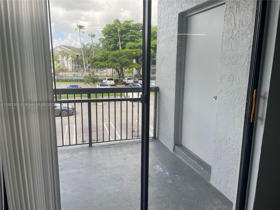 Active With Contract: $2,075 (2 beds, 2 baths, 1114 Square Feet)