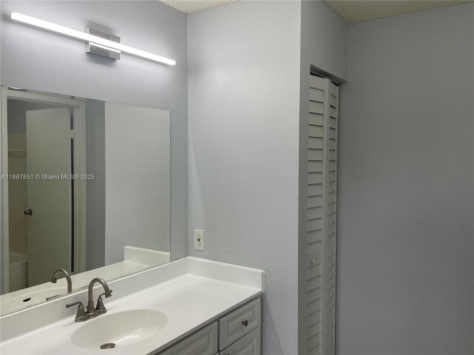 Active With Contract: $2,075 (2 beds, 2 baths, 1114 Square Feet)