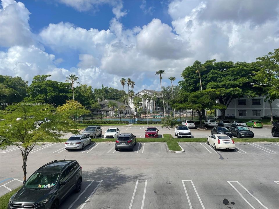 Active With Contract: $2,075 (2 beds, 2 baths, 1114 Square Feet)