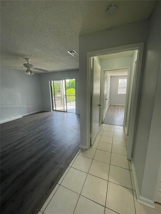 Active With Contract: $2,075 (2 beds, 2 baths, 1114 Square Feet)