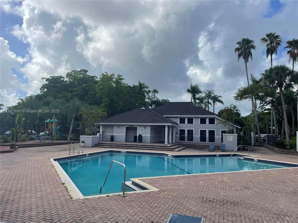 Active With Contract: $2,075 (2 beds, 2 baths, 1114 Square Feet)