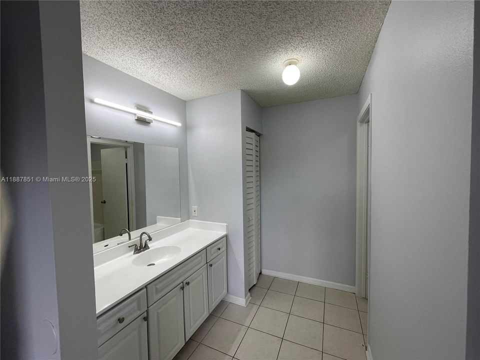 Active With Contract: $2,075 (2 beds, 2 baths, 1114 Square Feet)