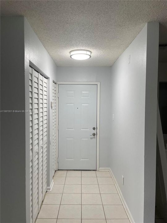 Active With Contract: $2,075 (2 beds, 2 baths, 1114 Square Feet)