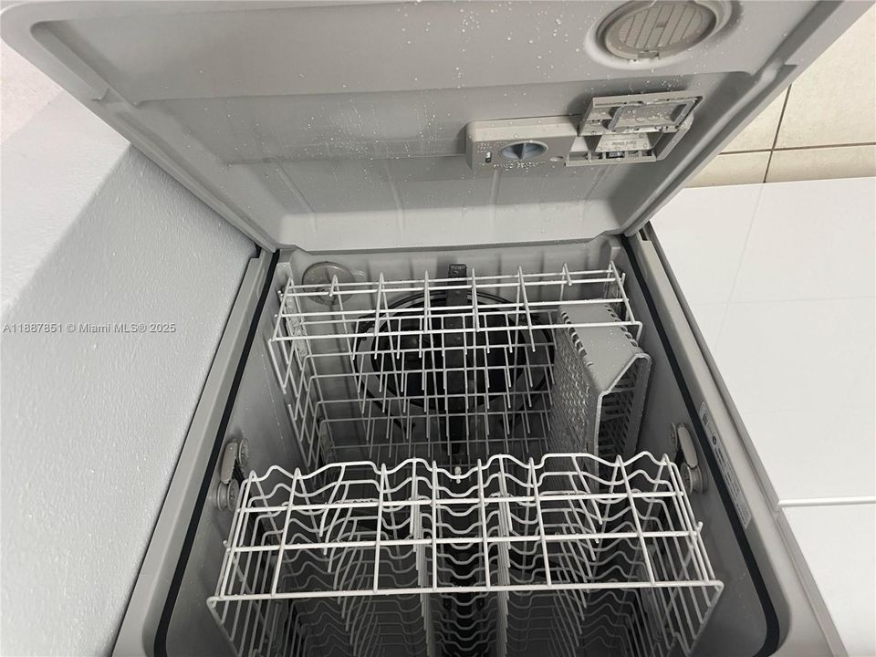 Active With Contract: $2,075 (2 beds, 2 baths, 1114 Square Feet)