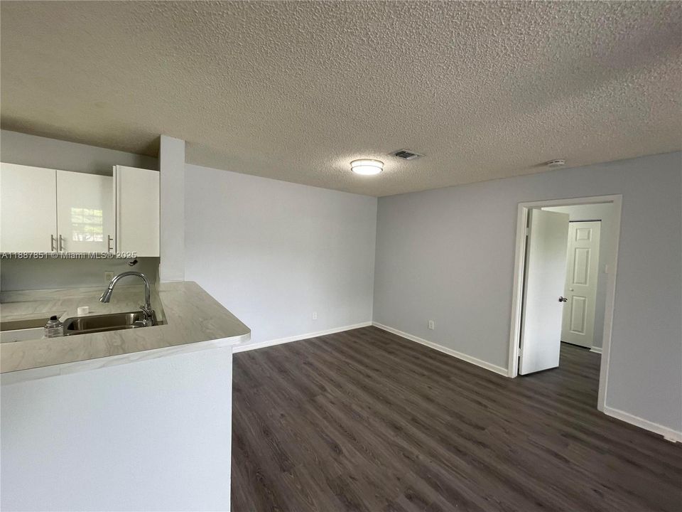 Active With Contract: $2,075 (2 beds, 2 baths, 1114 Square Feet)