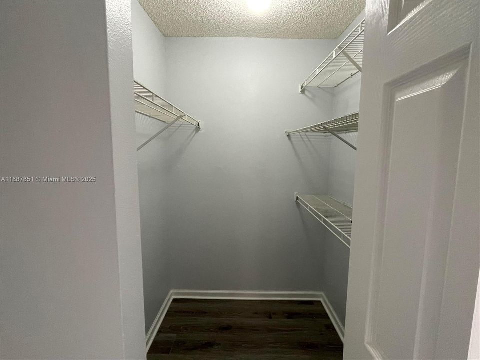 Active With Contract: $2,075 (2 beds, 2 baths, 1114 Square Feet)