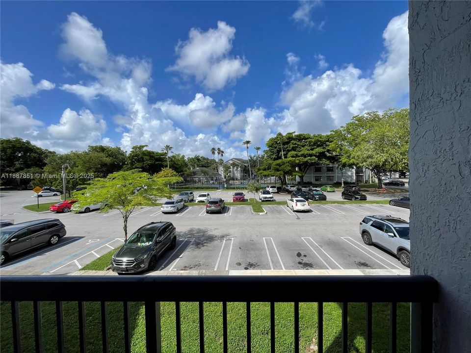 Active With Contract: $2,075 (2 beds, 2 baths, 1114 Square Feet)