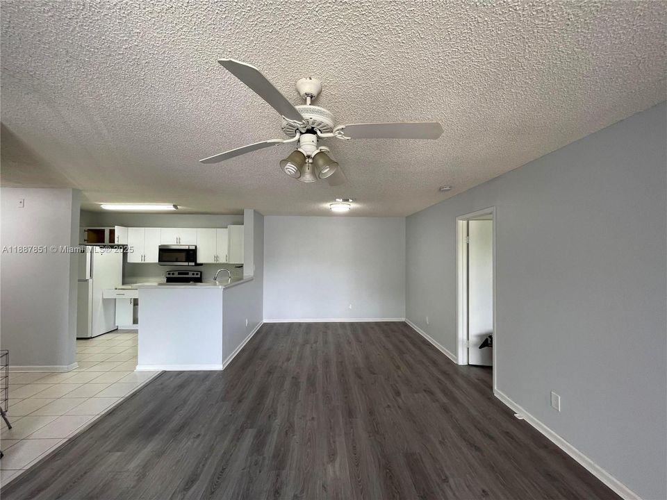 Active With Contract: $2,075 (2 beds, 2 baths, 1114 Square Feet)