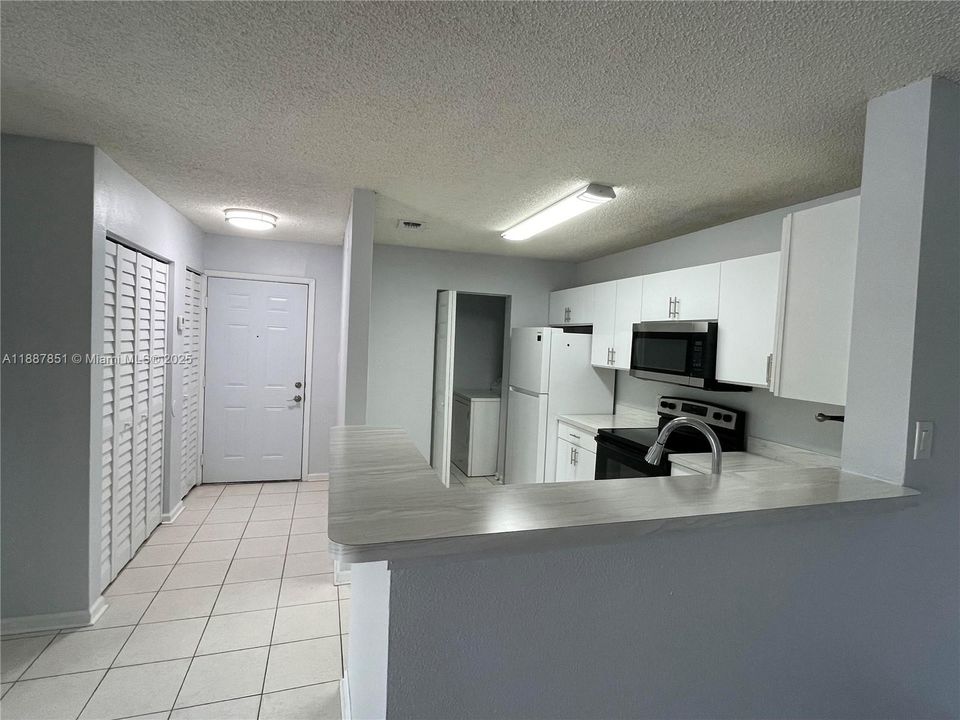 Active With Contract: $2,075 (2 beds, 2 baths, 1114 Square Feet)