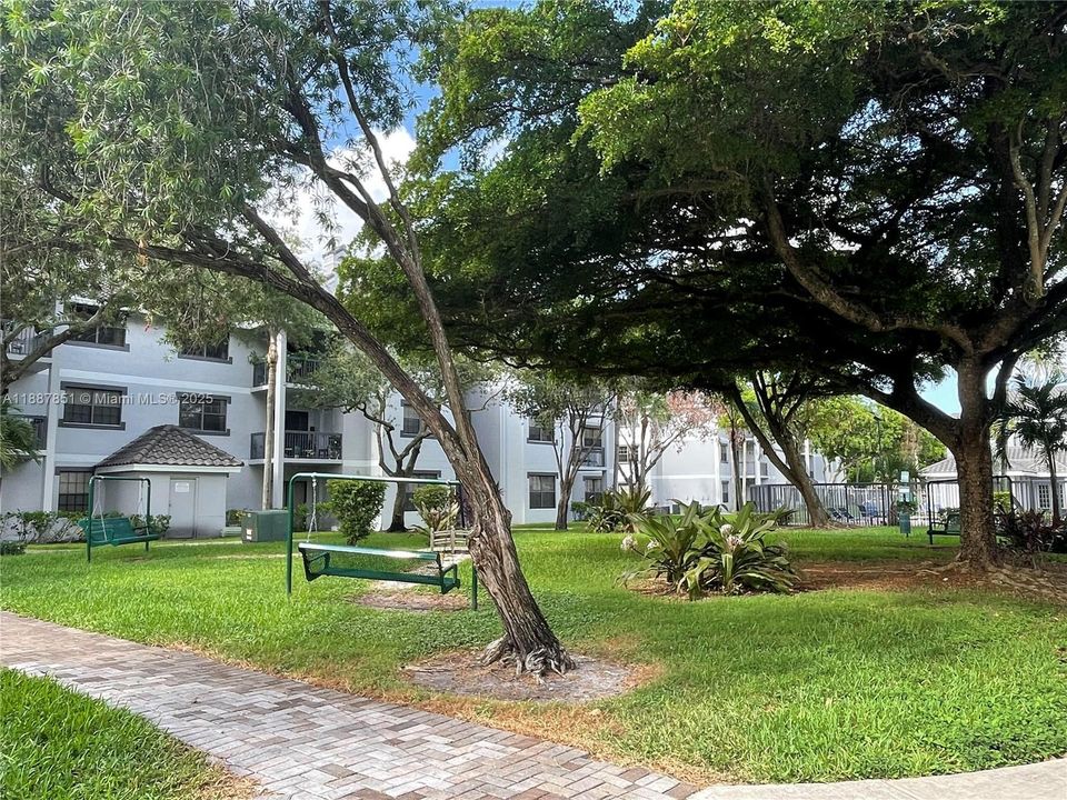 Active With Contract: $2,075 (2 beds, 2 baths, 1114 Square Feet)