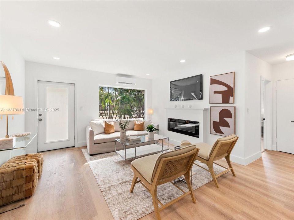 Недавно продано: $430,000 (2 спален, 2 ванн, 1230 Квадратных фут)