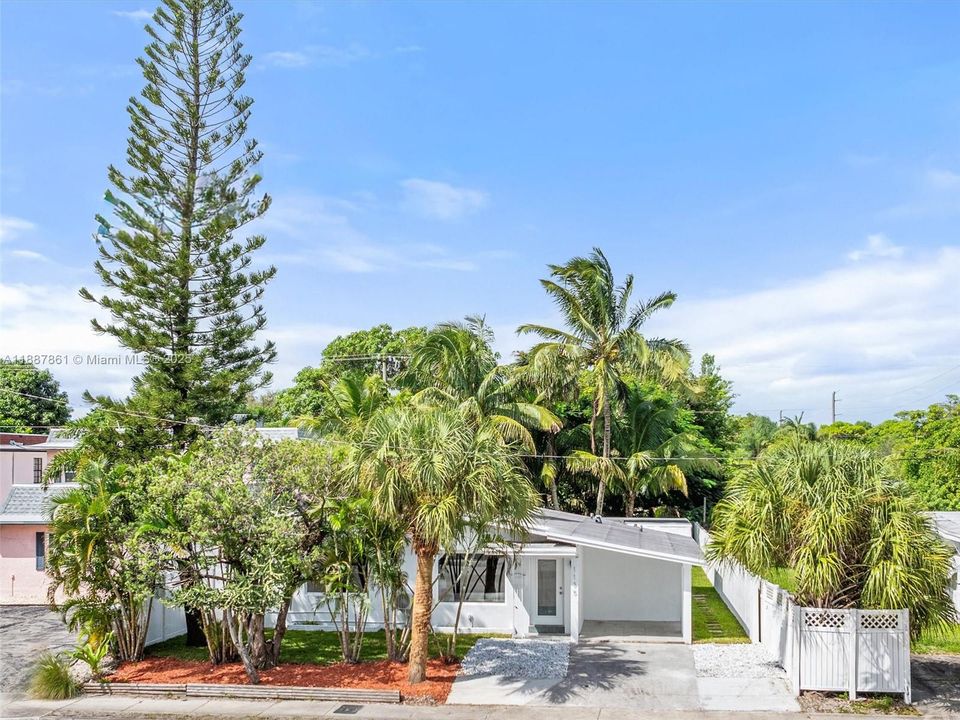 Недавно продано: $430,000 (2 спален, 2 ванн, 1230 Квадратных фут)